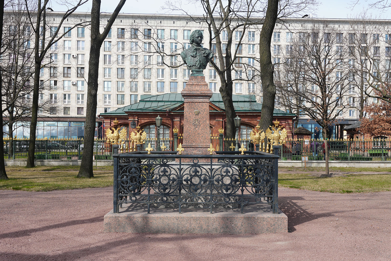 Домик Петра I и памятник Петру Великому