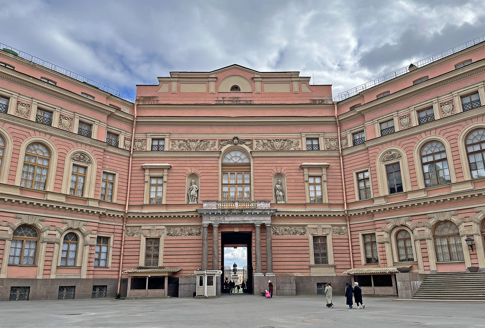 Внутренний двор Михайловского замка в Петербурге