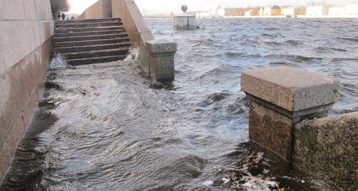 Подтопление набережной в Санкт-Петербурге