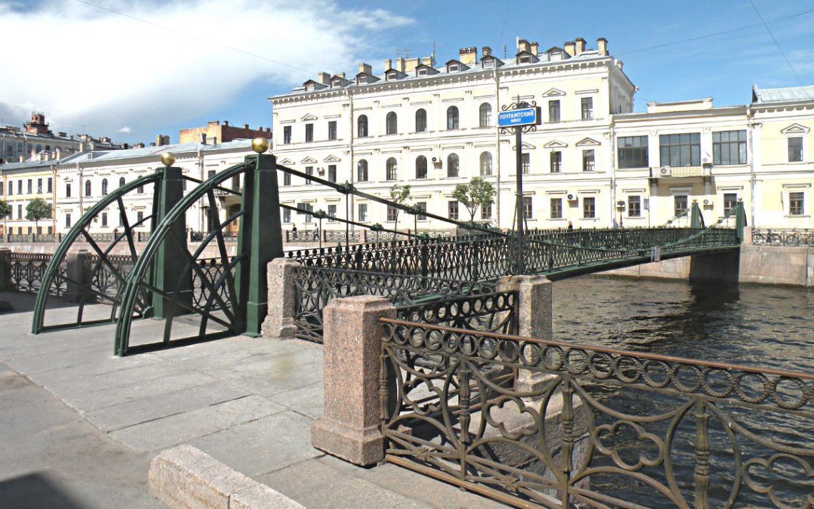 Висячий Почтамтский мост через реку Мойку
