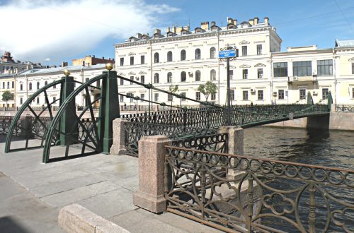 Висячий Почтамтский мост через реку Мойку