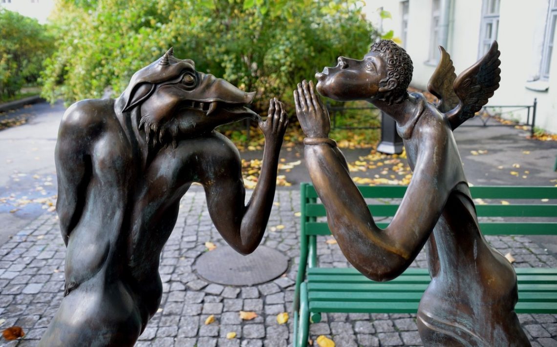 Необычные скульптуры во дворе СПбГУ