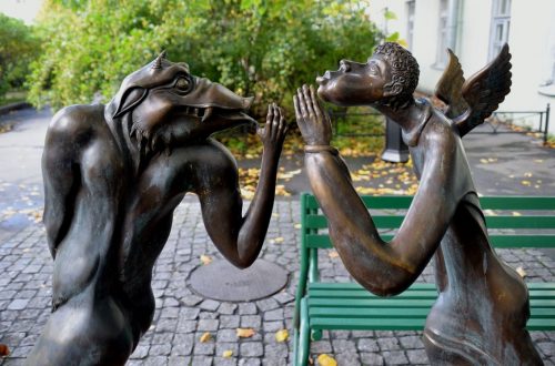 Необычные скульптуры во дворе СПбГУ