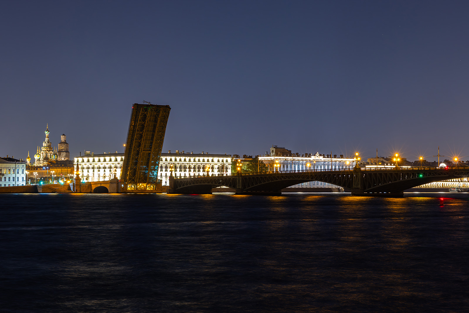 Троицкий мост ночью