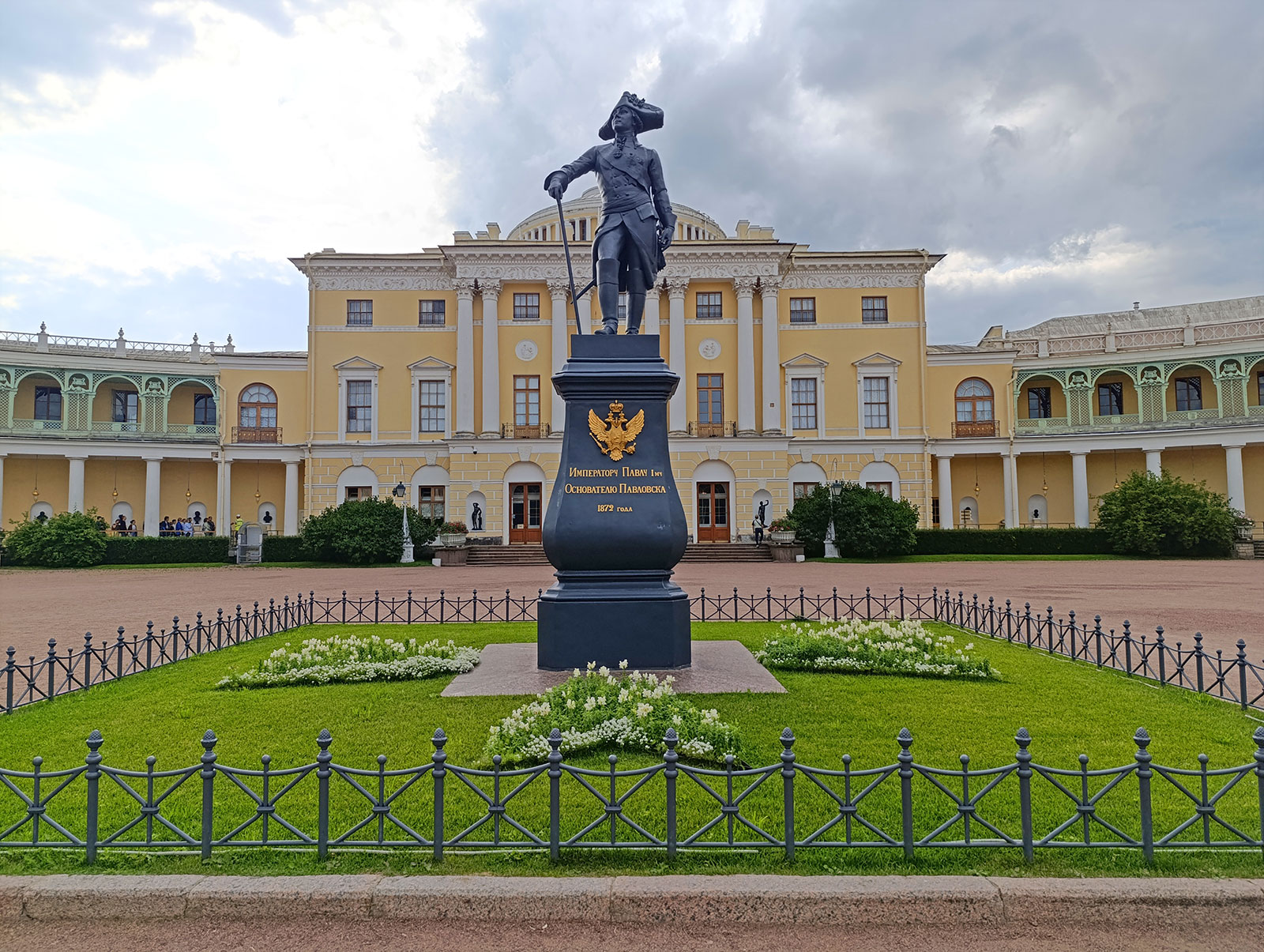 Памятник Павлу I перед Павловским дворцом