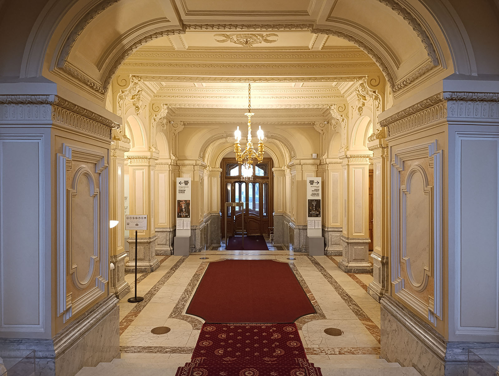 Вход в Юсуповский дворец в Санкт-Петербурге