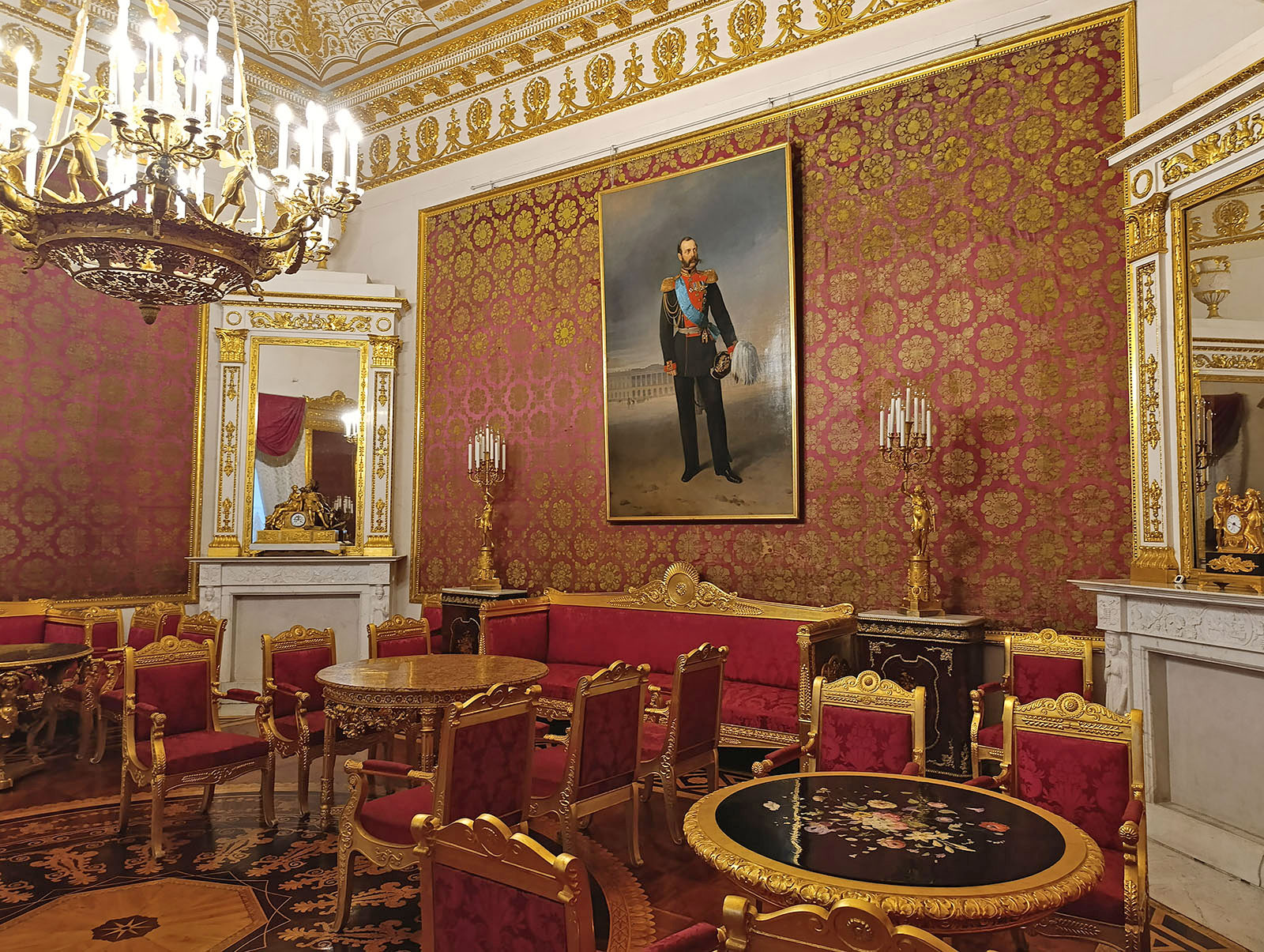Красная гостиная в Юсуповском дворце на Мойке в Санкт-Петербурге