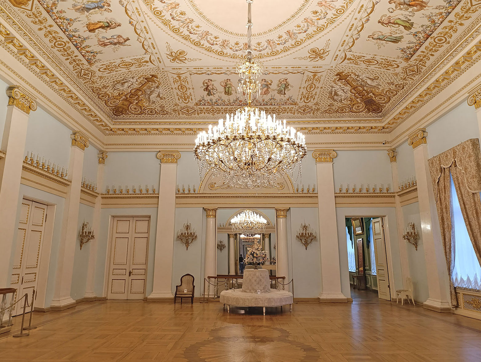 Танцевальный зал в Юсуповском дворце на Мойке в Санкт-Петербурге