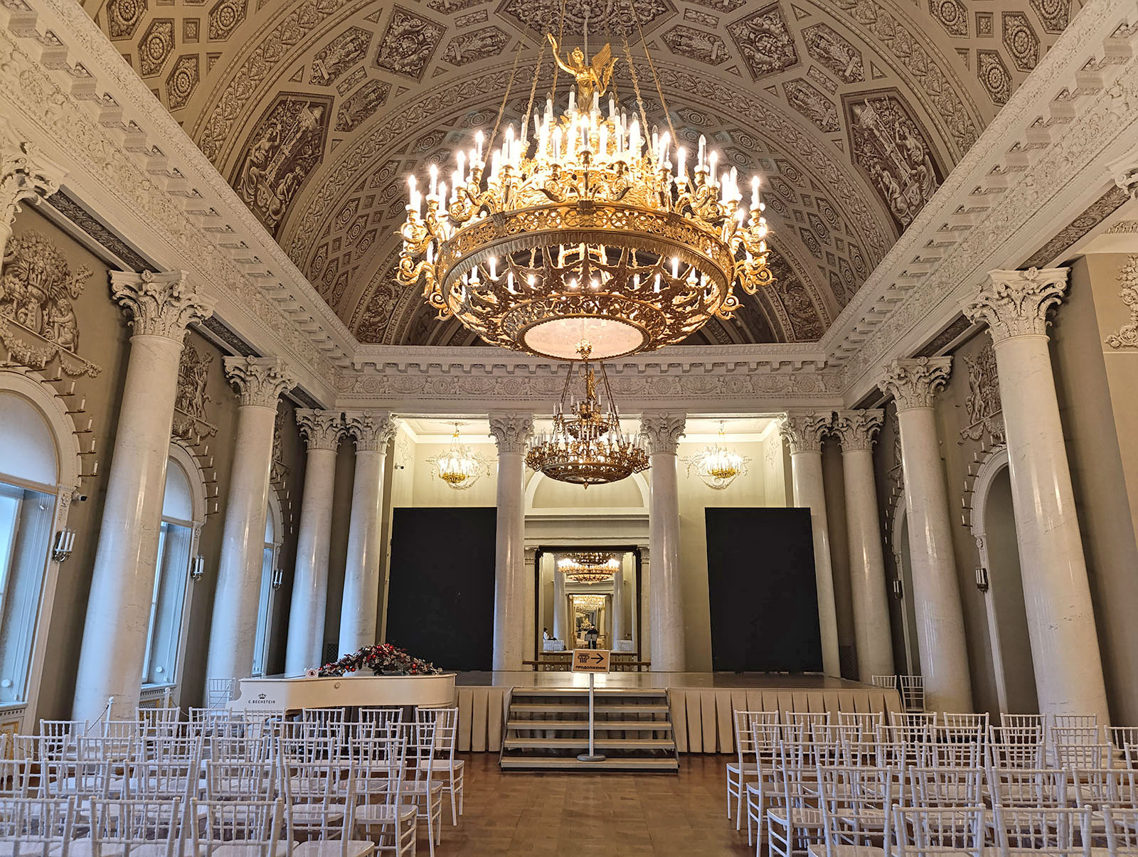 Белоколонный зал в Юсуповском дворце на Мойке в Санкт-Петербурге