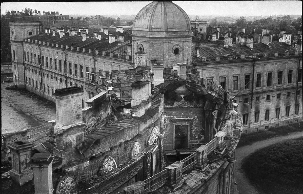 Разрушенная Чесменская галерея Гатчинского дворца, 1944г.