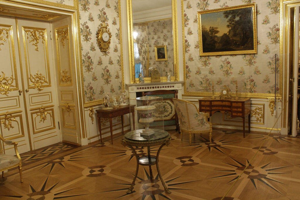 Интерьеры Петергофского дворца