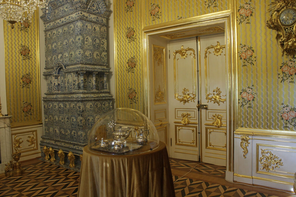 Интерьеры Петергофского дворца