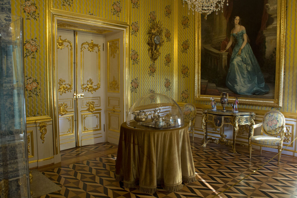 Интерьеры Петергофского дворца