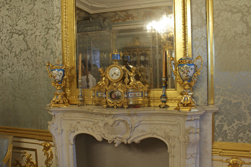 Интерьеры Петергофского дворца