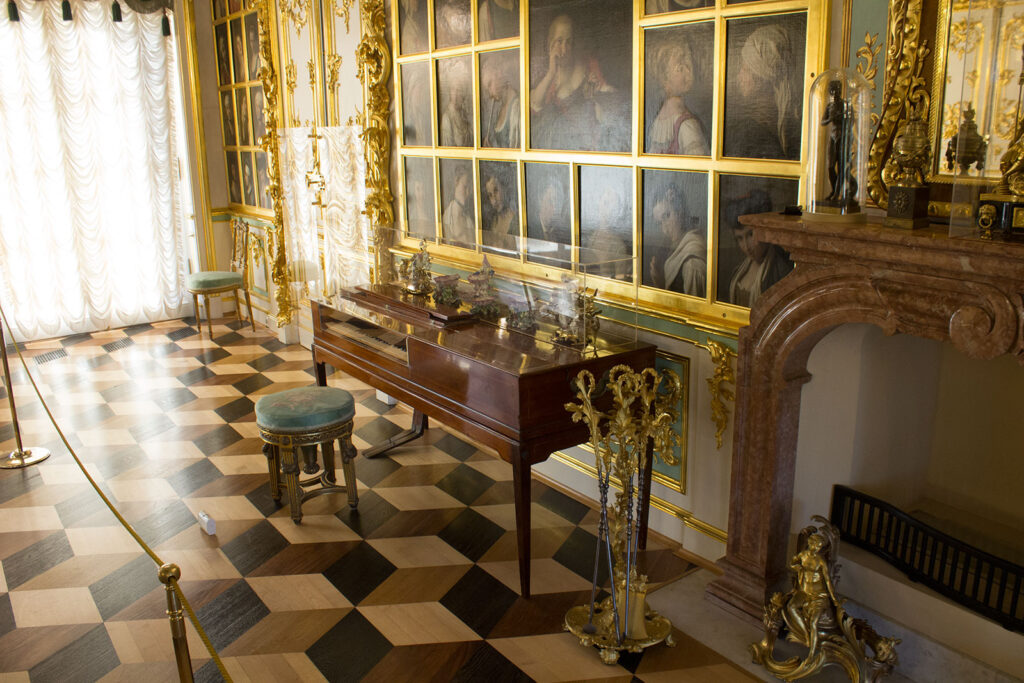 Интерьеры Петергофского дворца