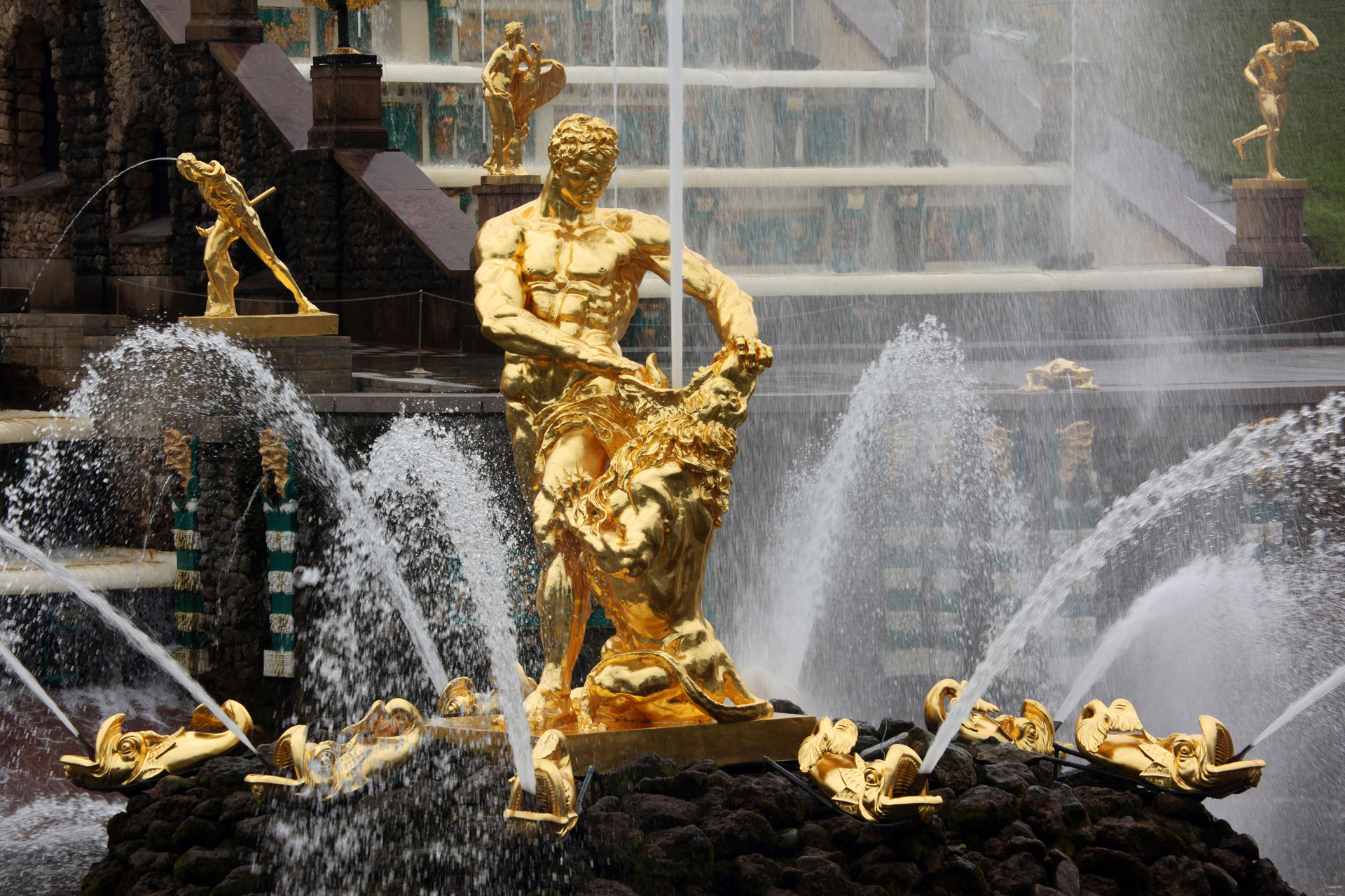 Самсон -центральная скульптура Большого каскада фонтанов в Петергофе