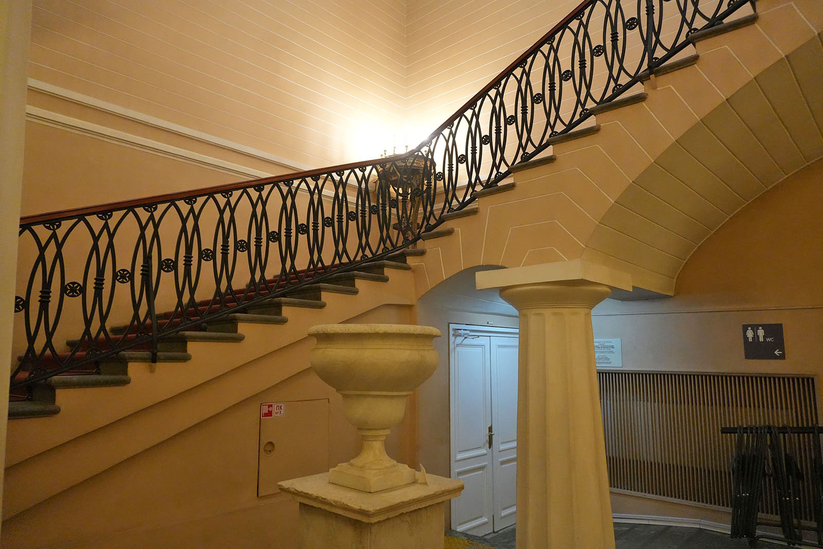 Парадная лестница Строгановского дворца