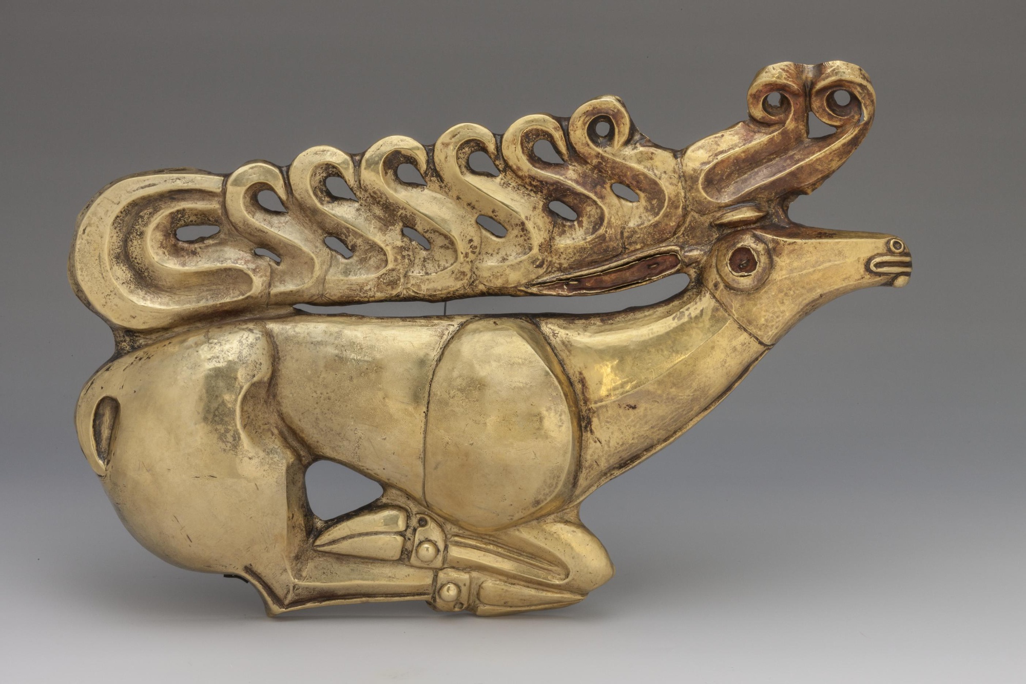 Нащитная бляха в виде фигуры оленя в Золотой кладовой Эрмитажа