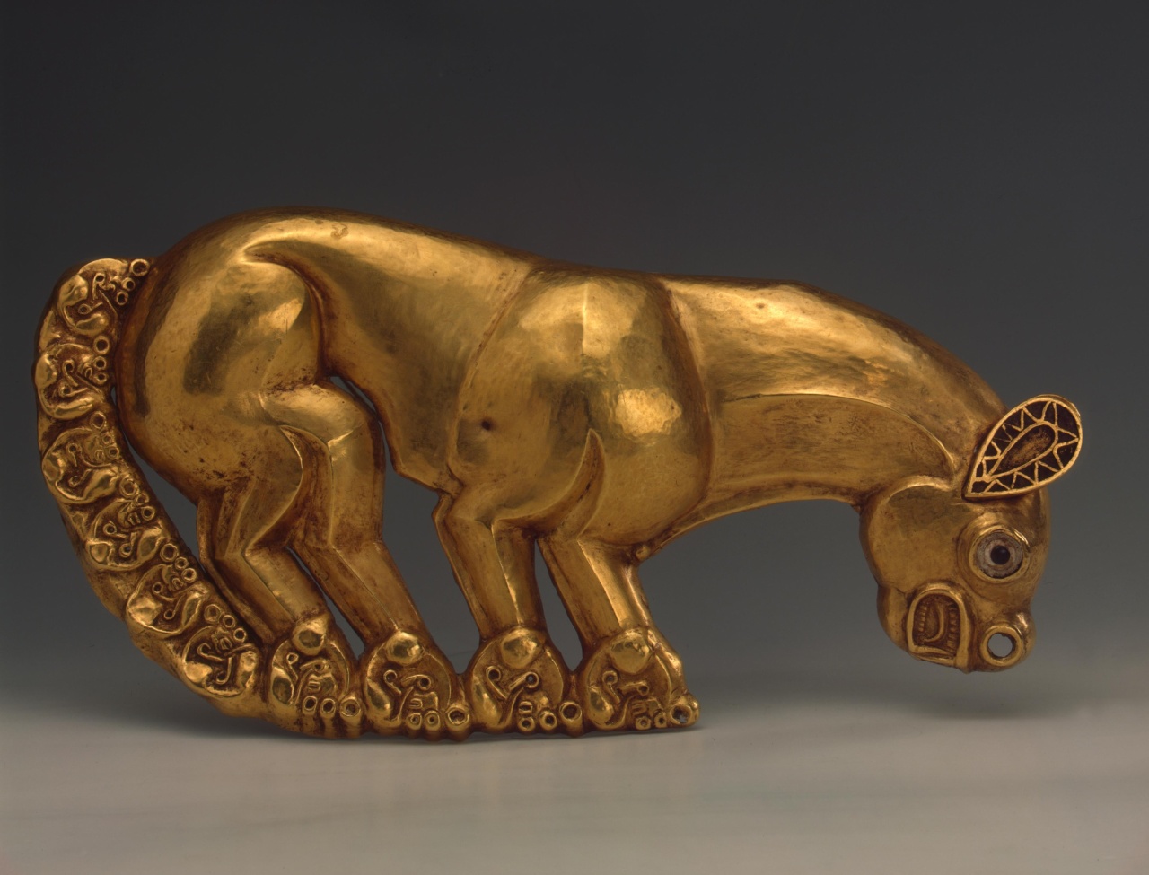 Бляха в виде фигурки пантеры в золотой кладовой Эрмитажа. VII век до н.э.