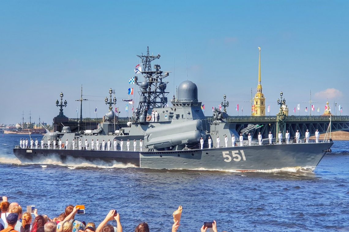 Корабль на день морского флота. Военно-морской парад в Санкт-Петербурге 2021. Парад военных кораблей день ВМФ В Санкт-Петербурге. Корабли ВМФ на Неве. Санкт-Петербург корабли на Неве праздник военно морской флот.