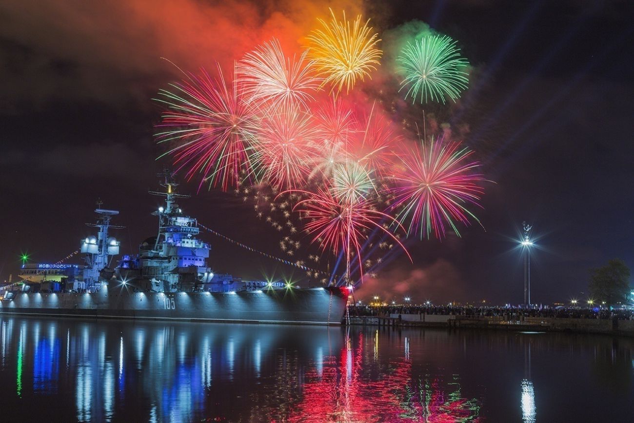 Праздничный салют на День ВМФ в Санкт-Петербурге