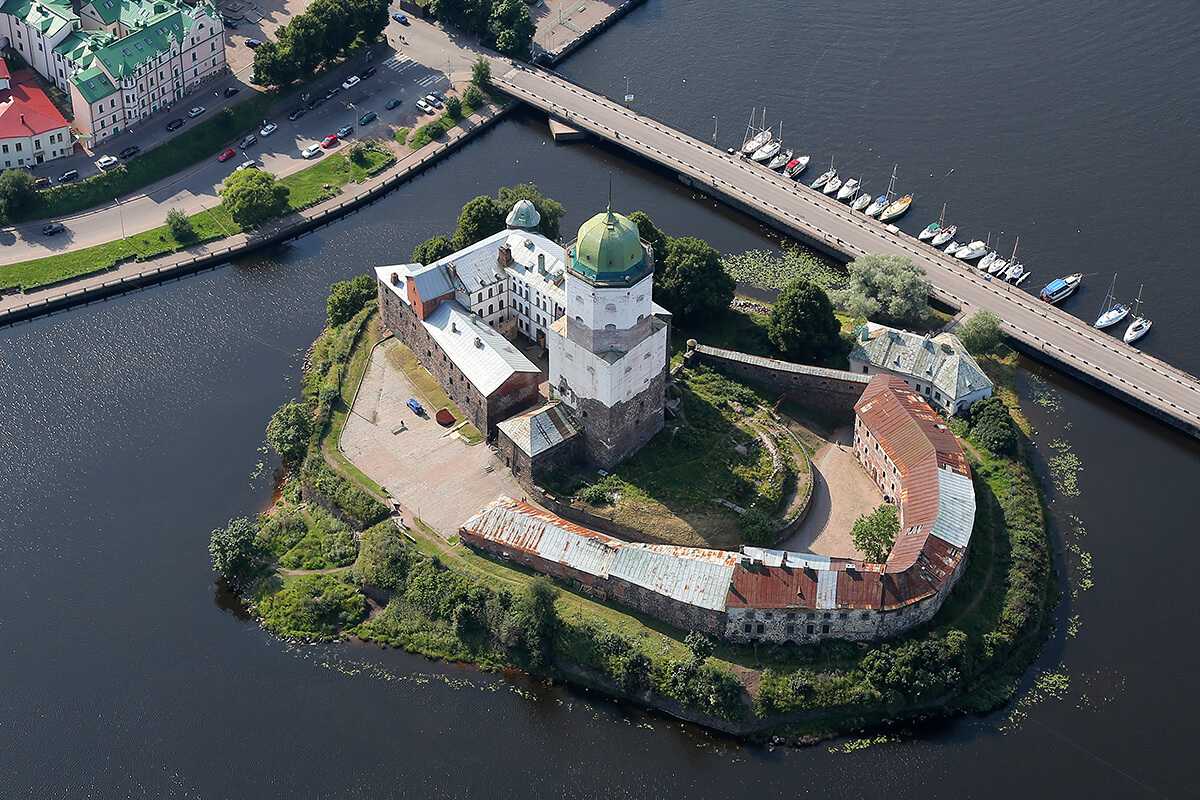 Вид сверху на Выборгский замок