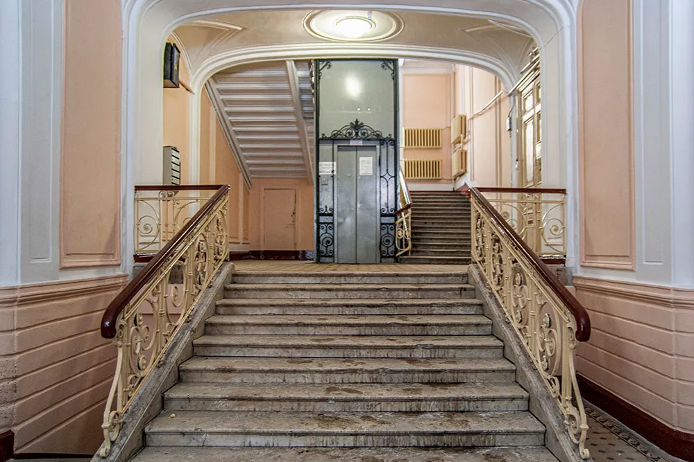 Парадная доходного дома Серебряковой в Санкт-Петербурге