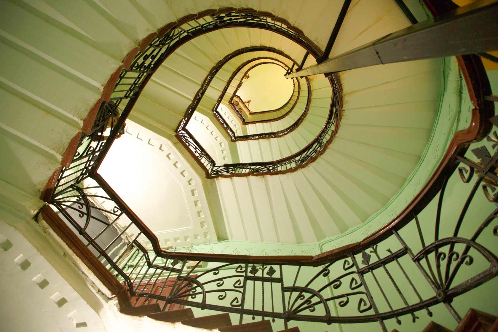 Винтовая лестница Доходного дома Станового в Санкт-Петербурге