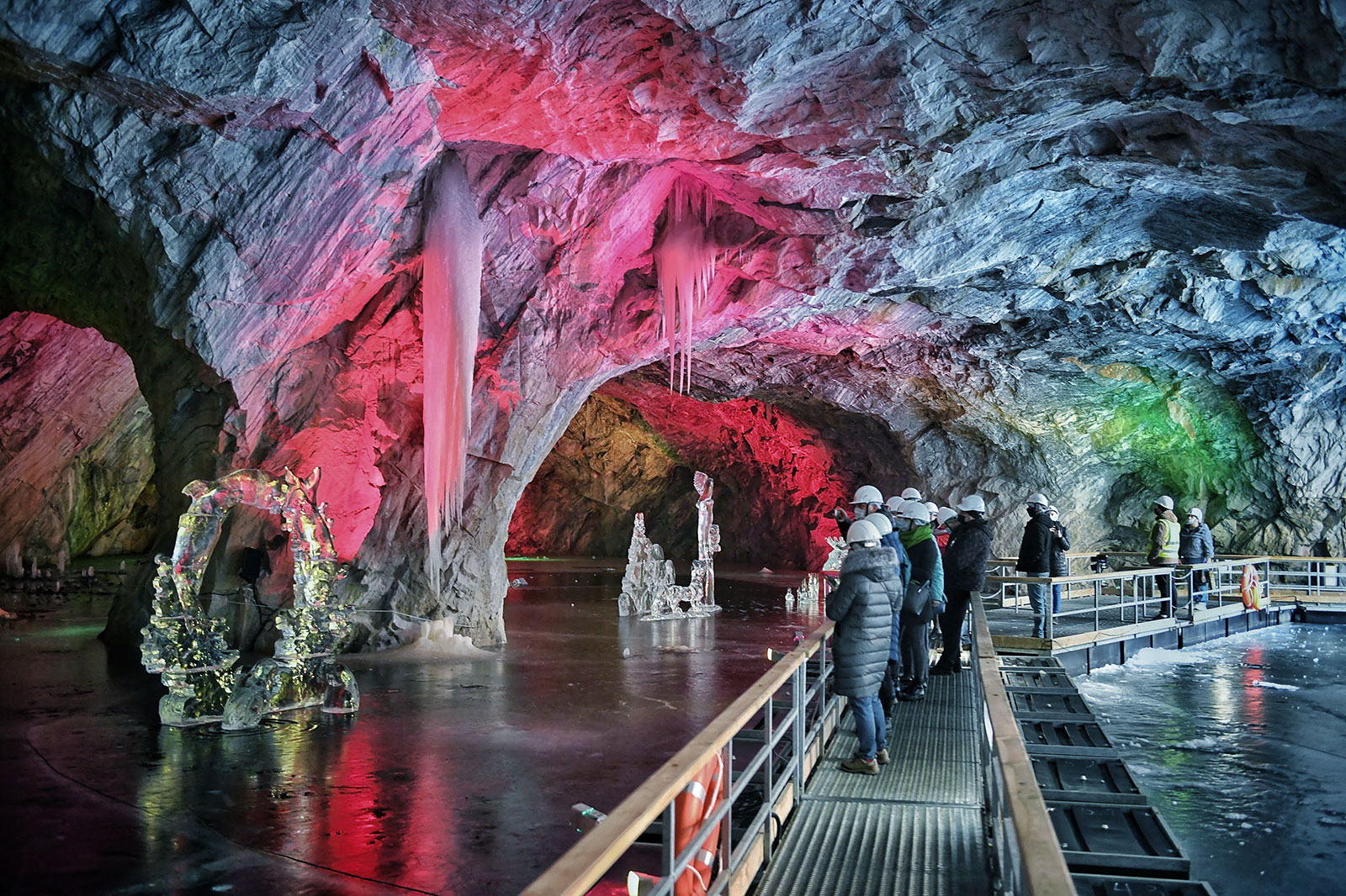 Подземная пещера горного парка Рускеала в Карелии