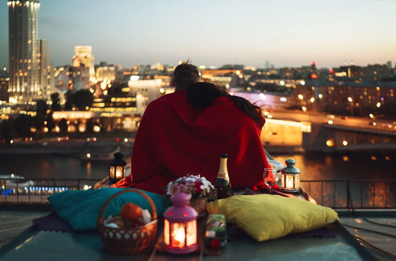 Романтическая встреча на вечерней крыше Санкт-Петербурга