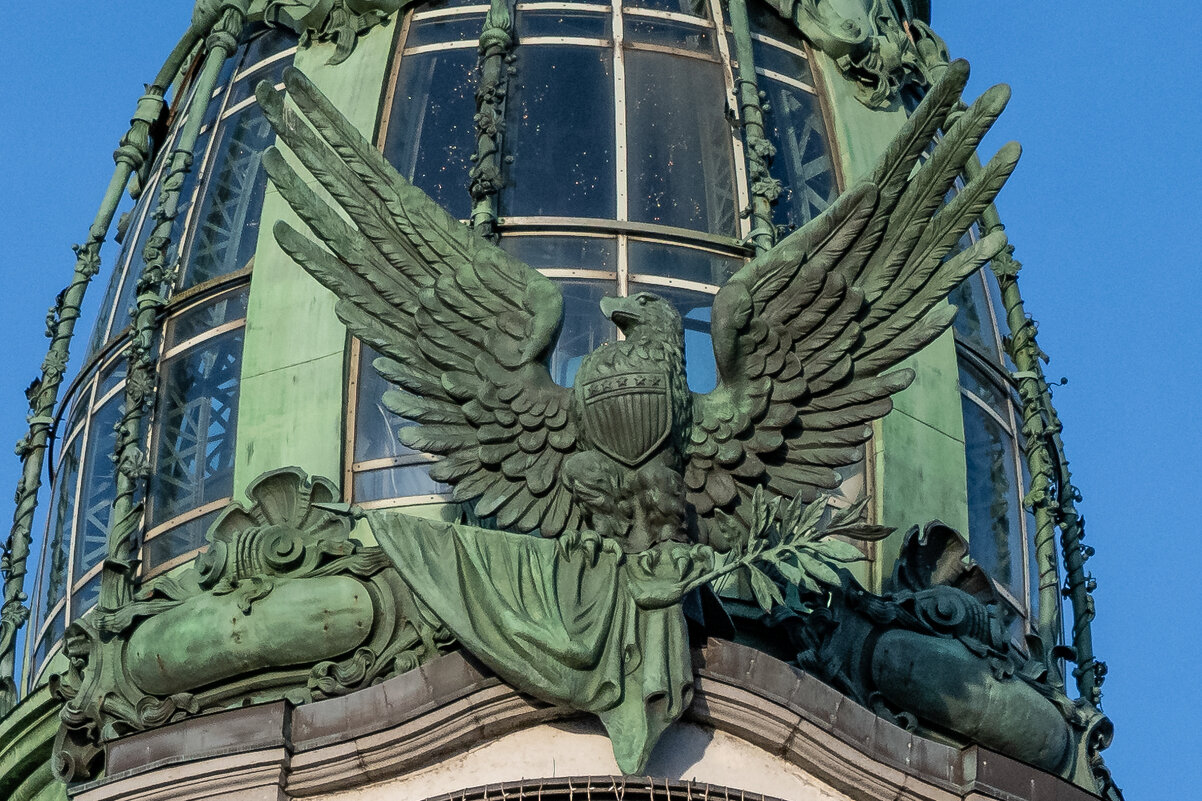 Орел с герба США на крыше Дома Зингера