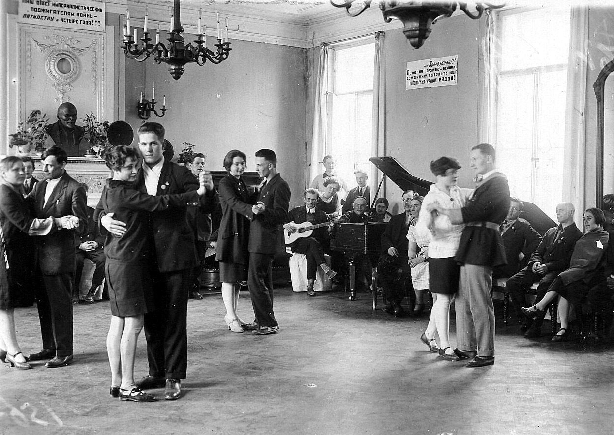 Танцы в одной из комнат базы отдыха в Александровском дворце, 1930 г.