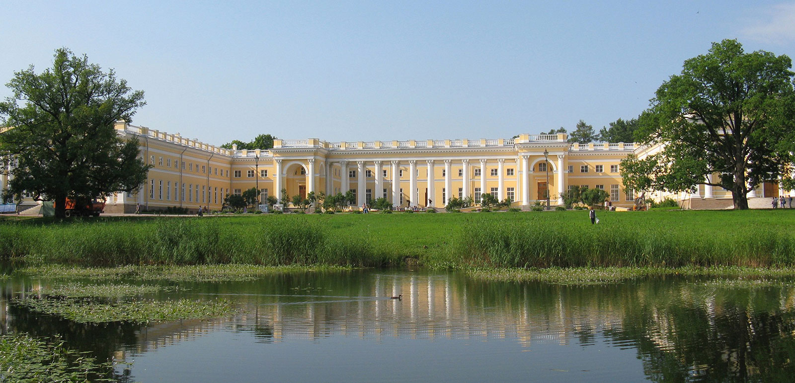 Вид главного фасада Александровского дворца в Пушкине