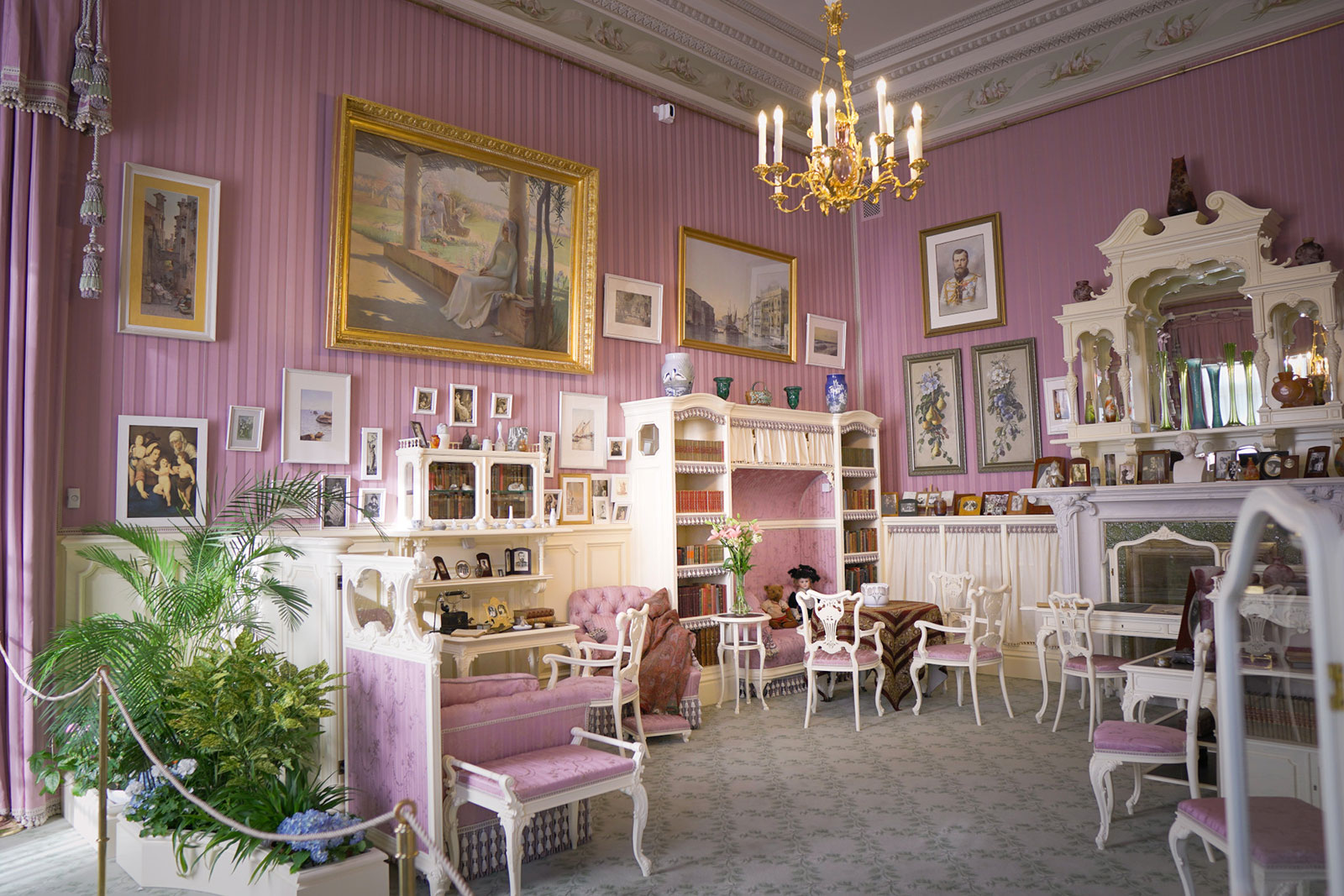 Сиреневый кабинет в Александровском дворце