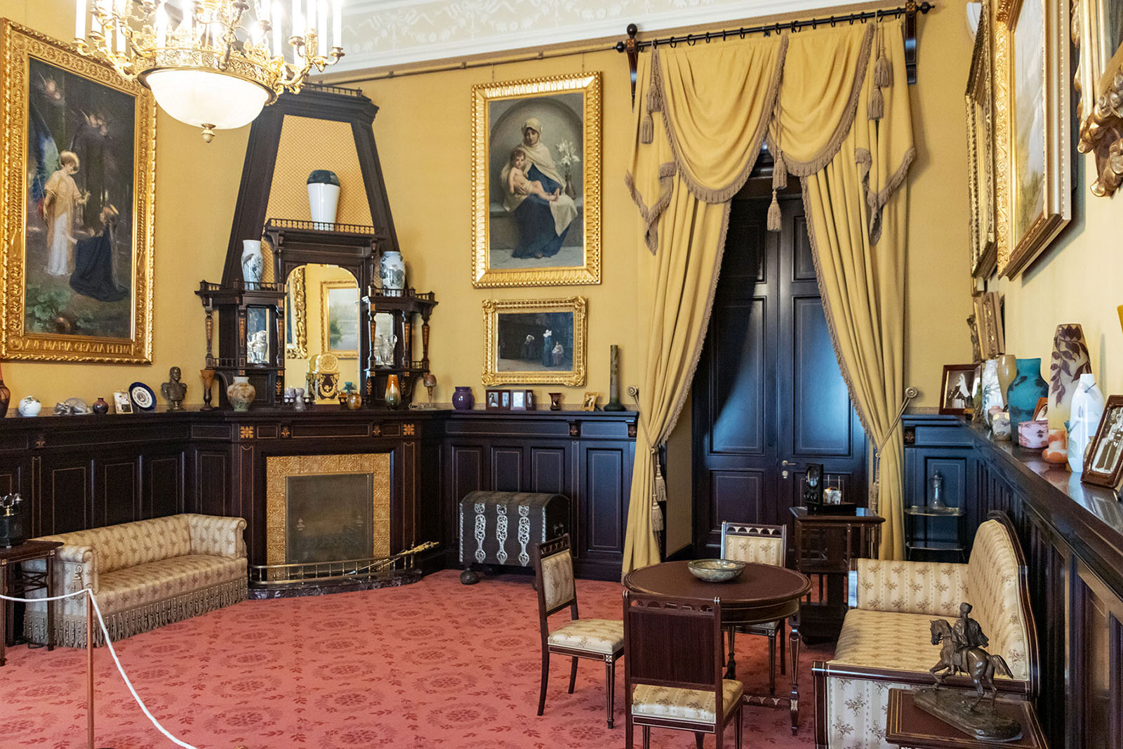 Палисандровая гостиная в Александровском дворце в Пушкине