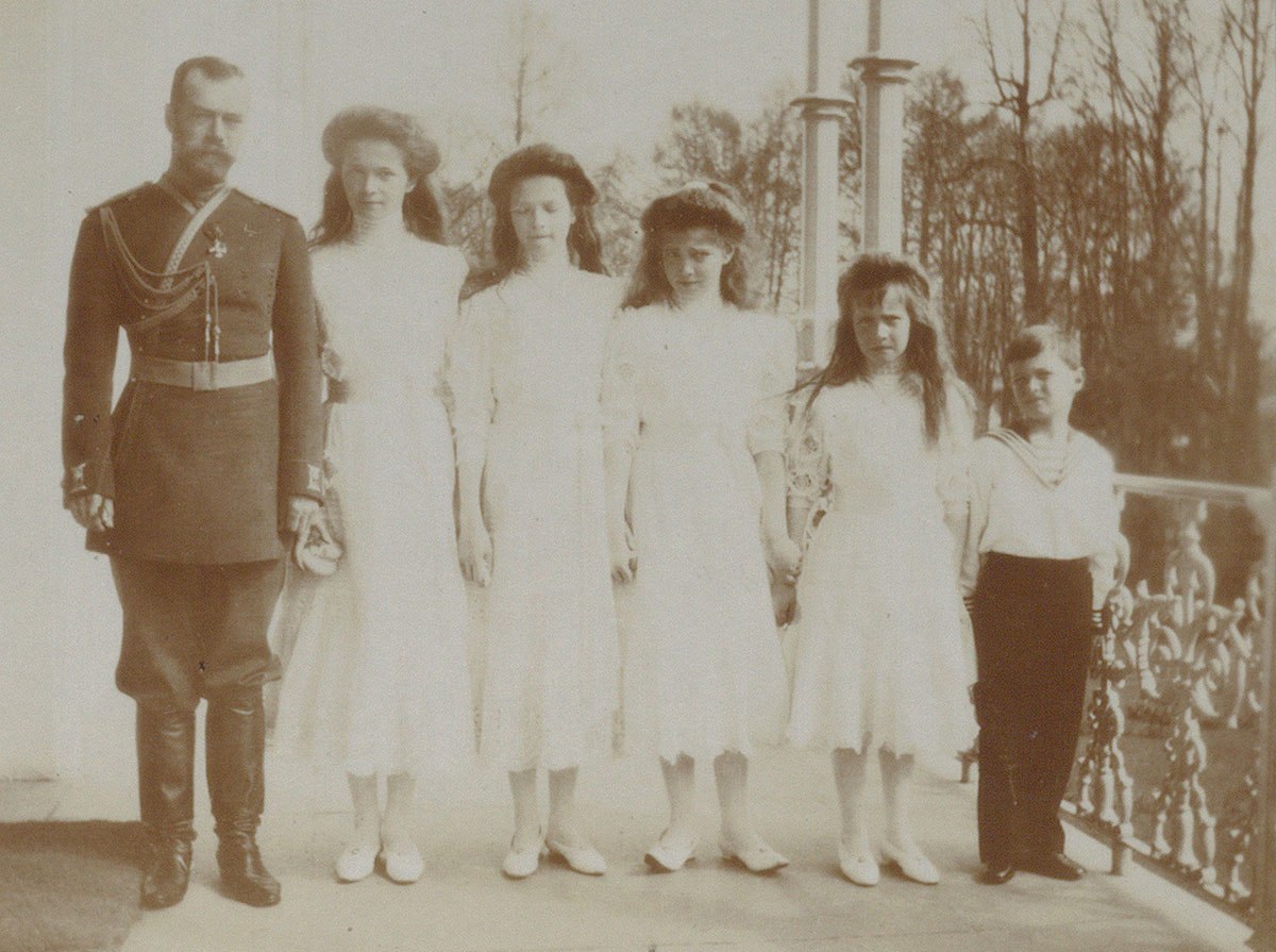 Николай II со своими детьми на балконе Александровского дворца дворца, 1908-1910 гг.