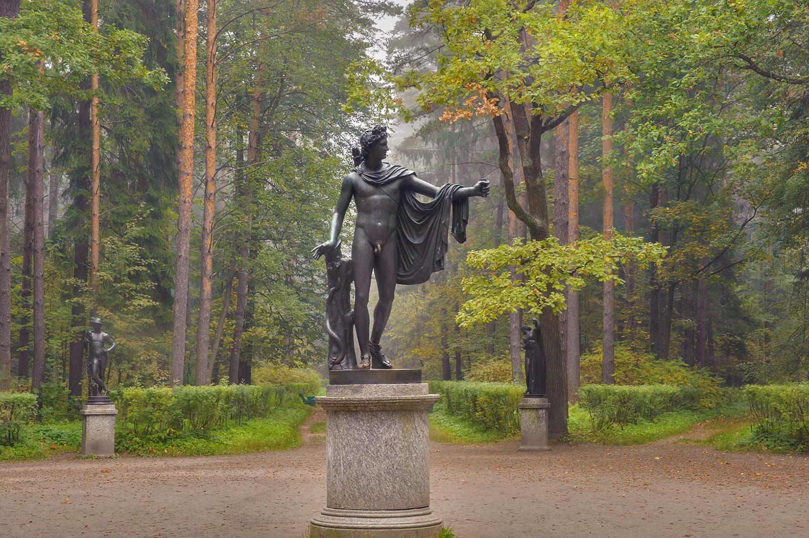12 дорожек и скульптура Аполлона в Павловском парке