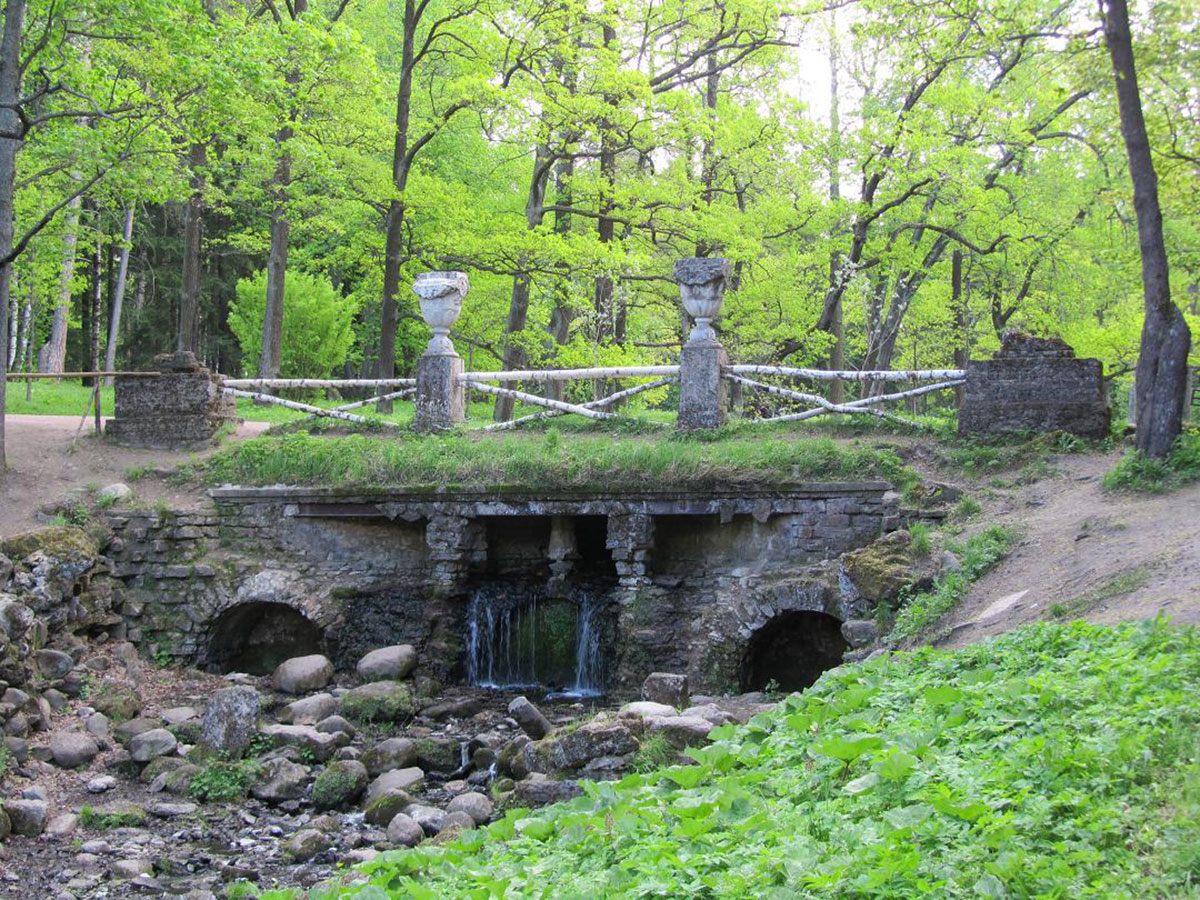 Руинный каскад в Павловском парке