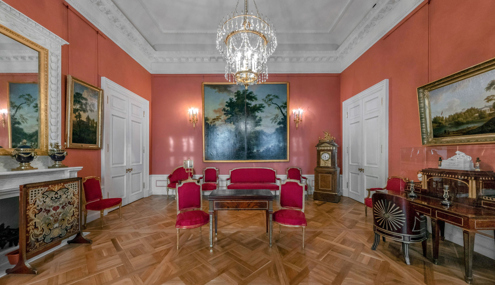 Малиновый кабинет в Павловском дворце