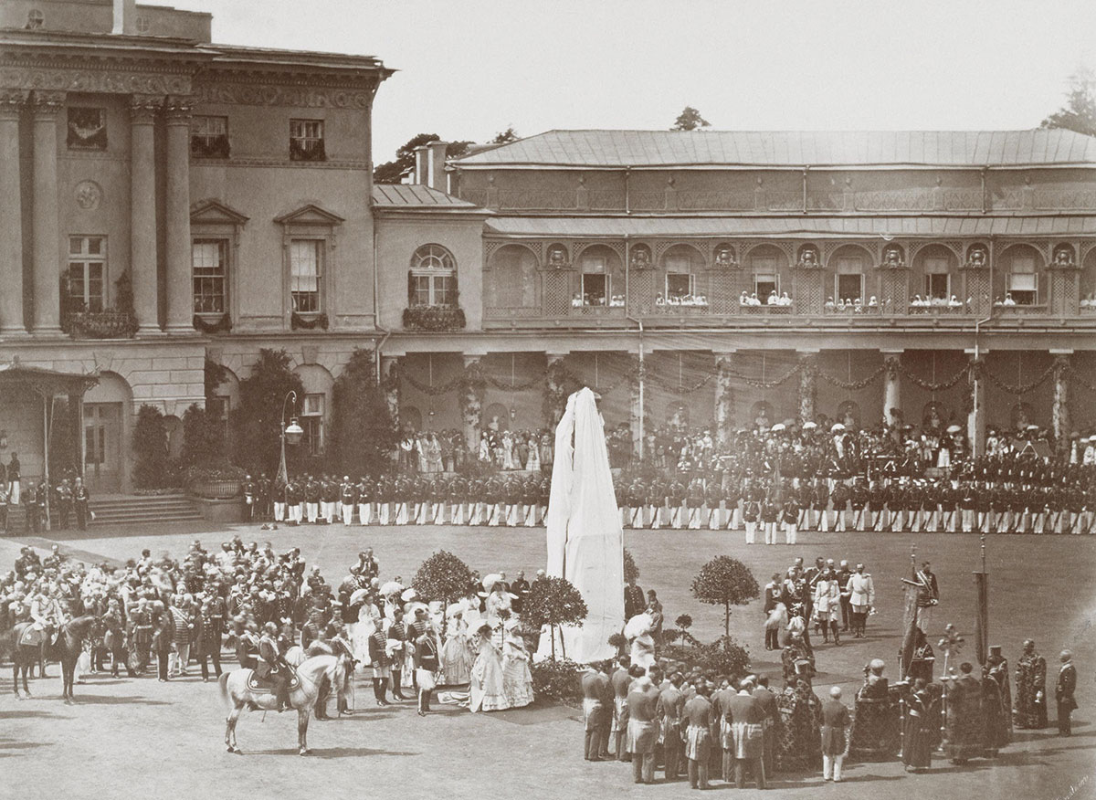 Открытие памятника Павлу I перед Павловским дворцом в 1872 году