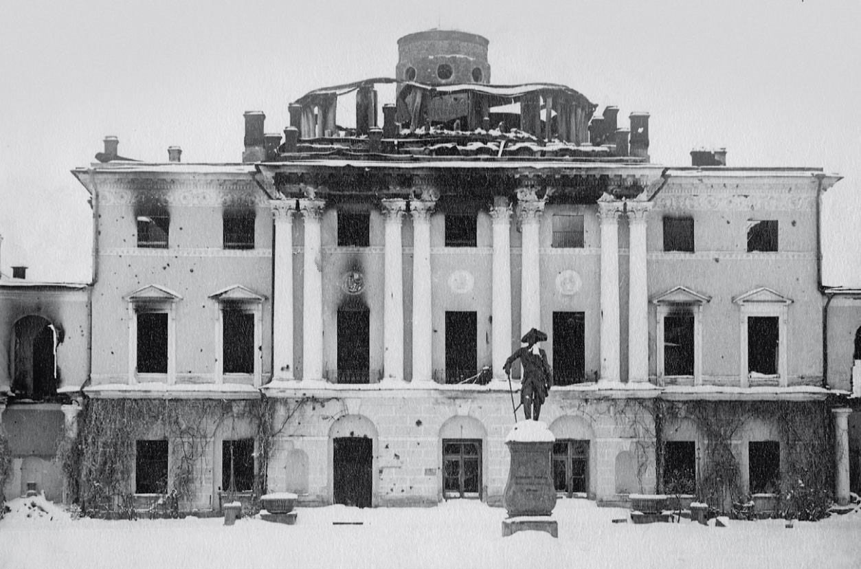 Павловский дворец в 1944 году