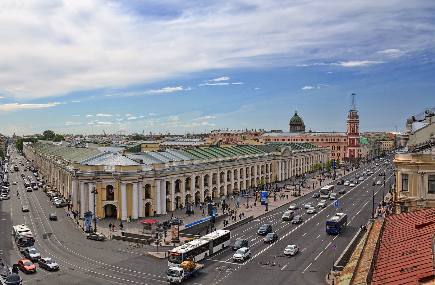 Вид с крыши дома Бороздиной - Шредера на Гостиный двор в Санкт-Петербурге