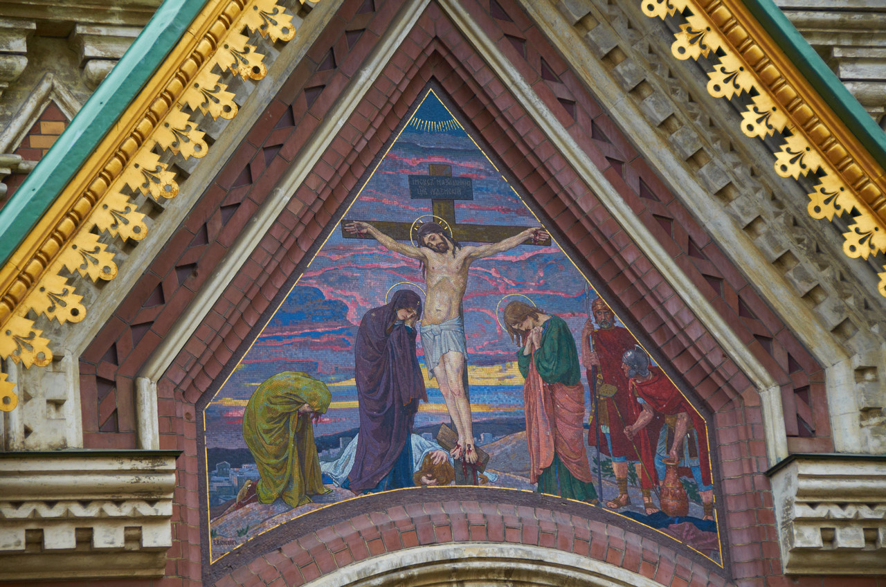 Мозаика "Распятие" на фасаде храма Спаса на Крови в Санкт-Петербурге
