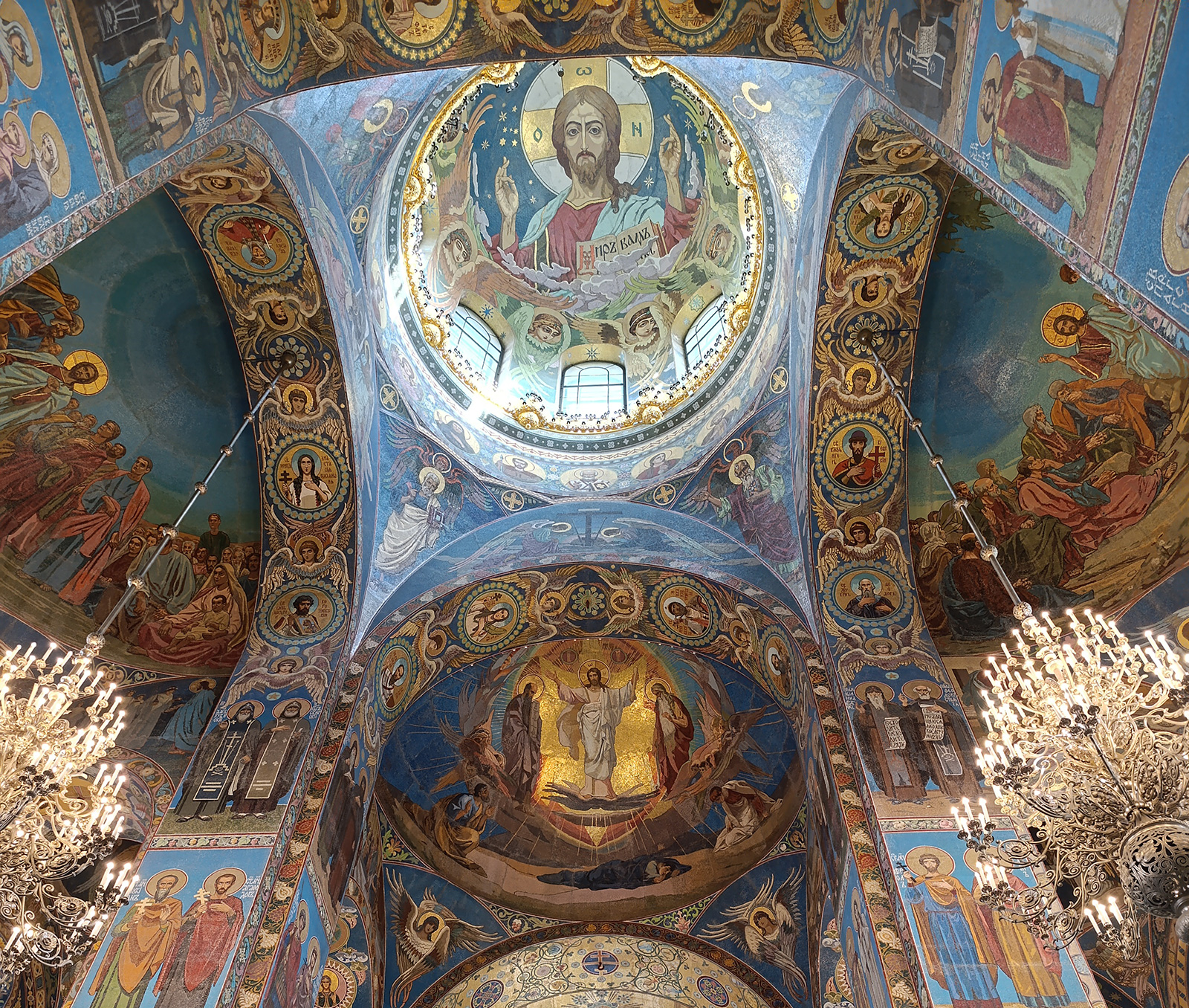 Мозайка Иисуса Пантократора под центральным куполом Спаса на крови