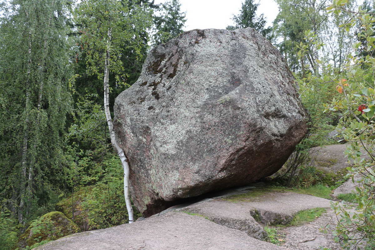 Падающий камень в парке Монрепо