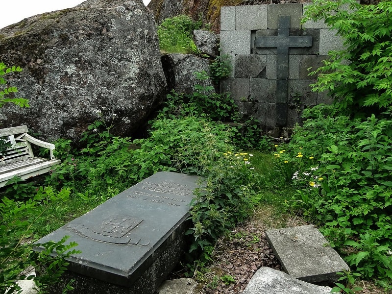 Памятник Павлу Николаевичу Николаи и его могила на острове Людвигштайн