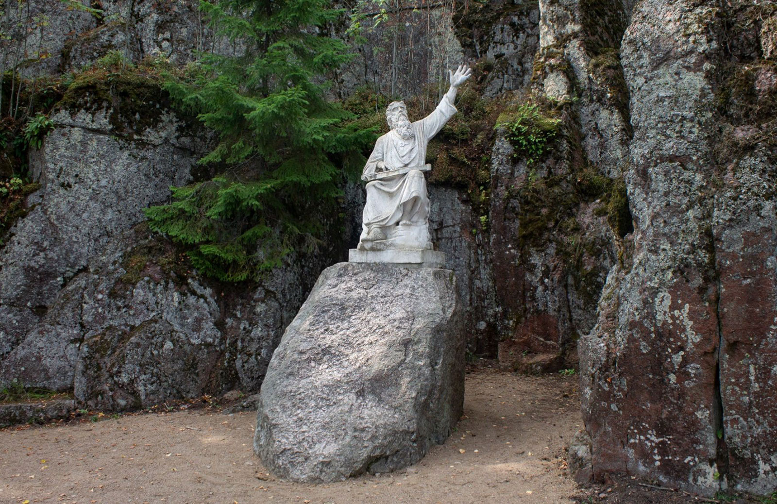 Скульптура «Вяйнямёйнен» в парке Монрепо