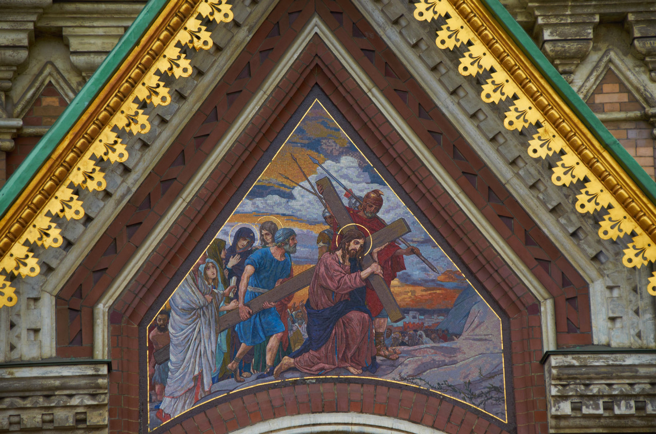 Мозаика "Несение креста" на фасаде храма Спаса на Крови в Санкт-Петербурге