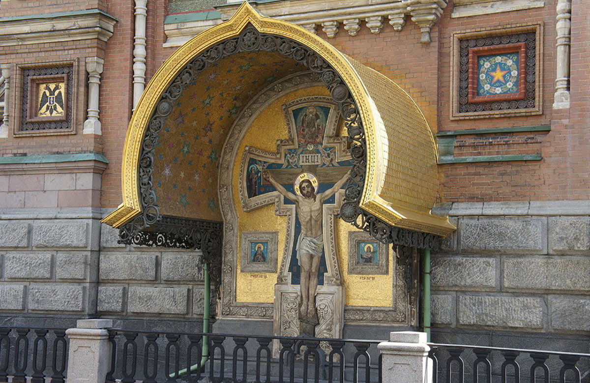 Мозаичное панно "Распятие"на фасаде храма Спаса на Крови