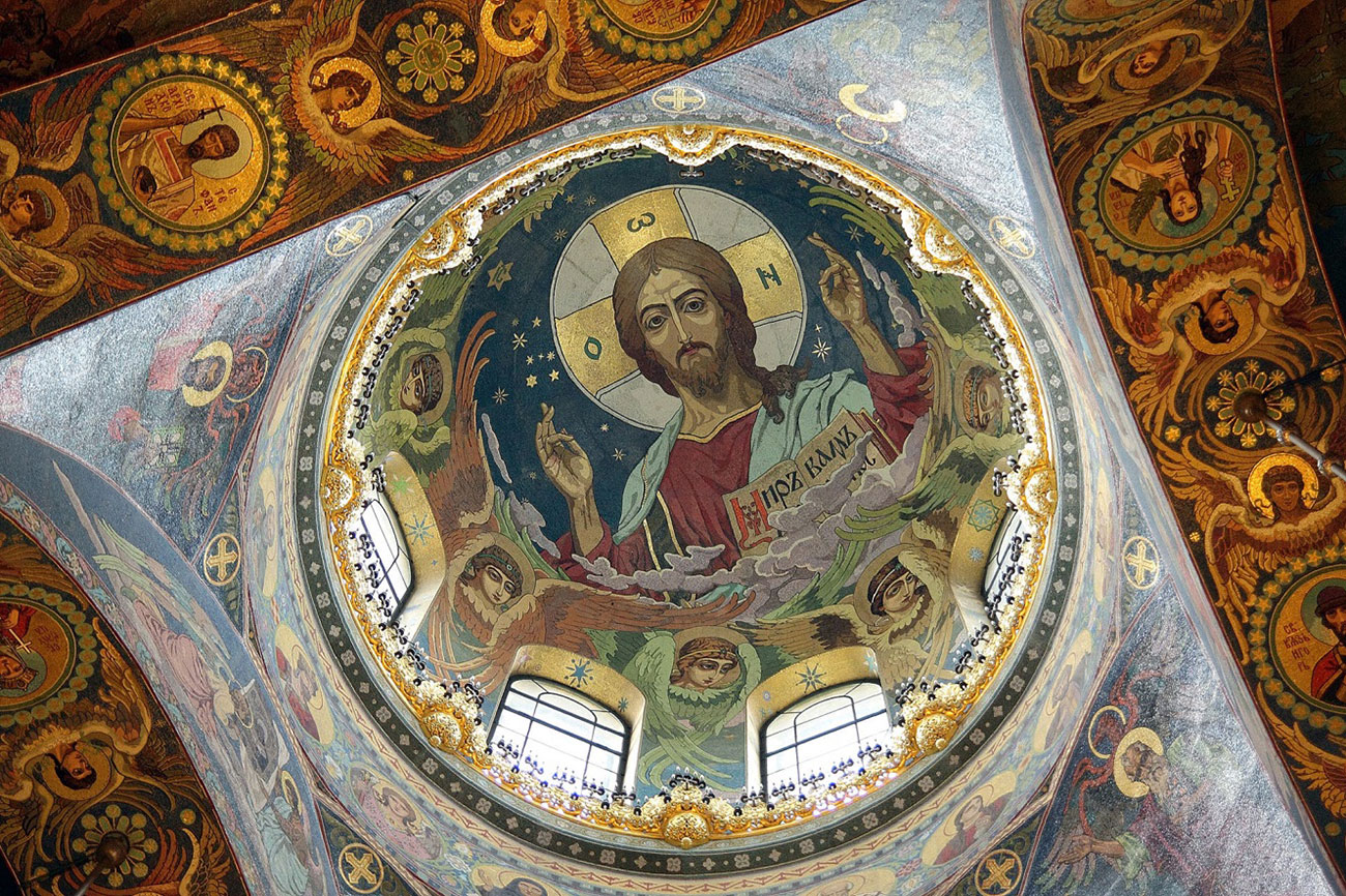 Мозайка Иисуса Пантократора под центральным куполом Спаса на крови